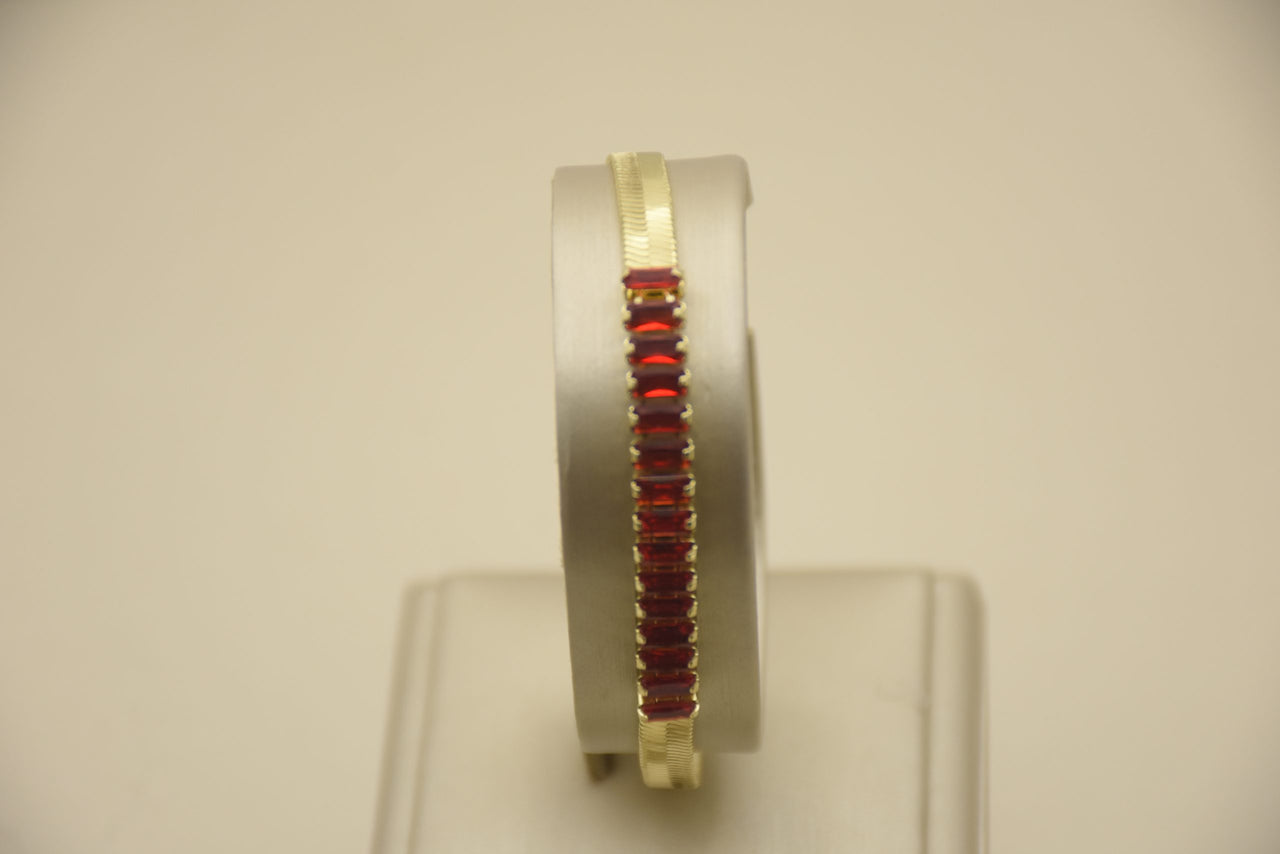 Chic Elegance: Contemporary 18K Gold-Plated Brass Bracelet