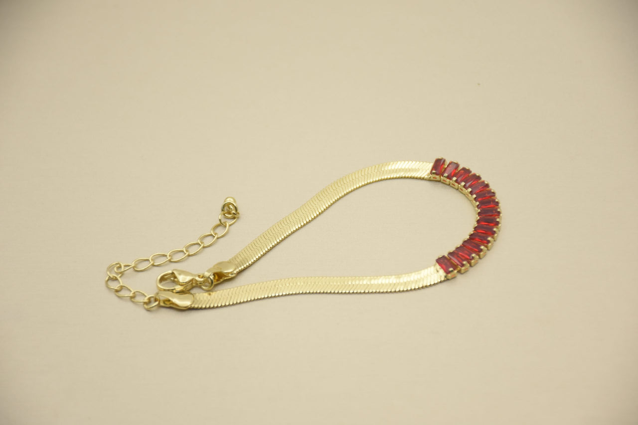 Chic Elegance: Contemporary 18K Gold-Plated Brass Bracelet