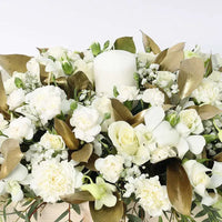 Feast Table Elegance: Stunning Floral Arrangement